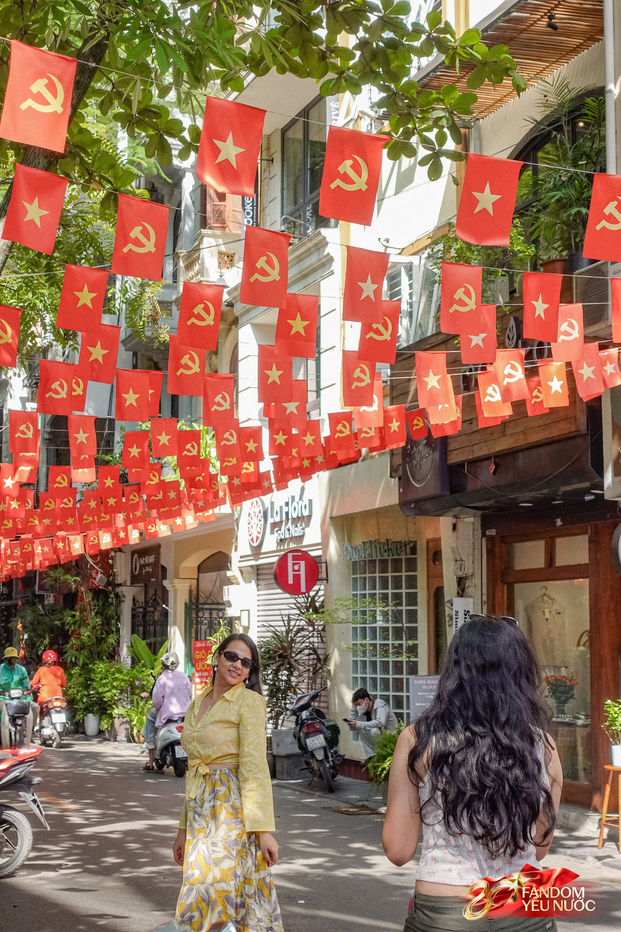 Khách nước ngoài thích thú chụp ảnh dưới bầu trời cờ hoa Hà Nội, phố phường rộn ràng trước thềm 2/9- Ảnh 6.