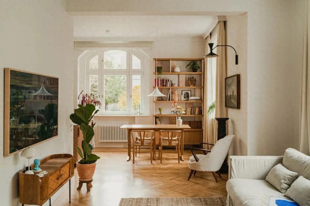 Ở sang mà vẫn giữ được vượng khí: Bên trong căn hộ 70m2 của cặp luật sư - diễn viên khiến hội yêu nhà trầm trồ- Ảnh 1.