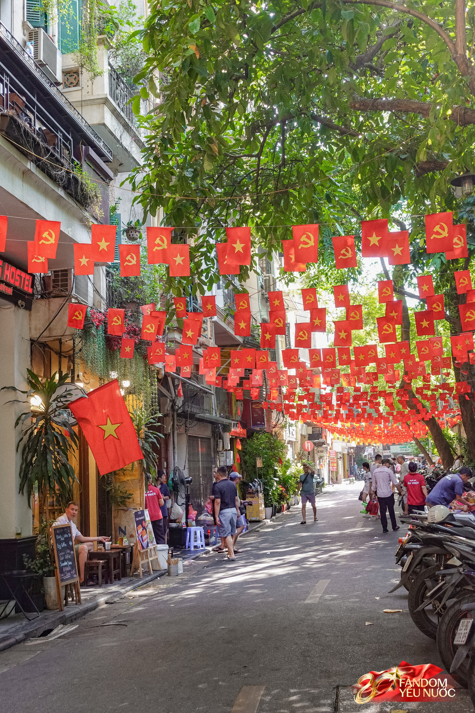 Khách nước ngoài thích thú chụp ảnh dưới bầu trời cờ hoa Hà Nội, phố phường rộn ràng trước thềm 2/9- Ảnh 7.