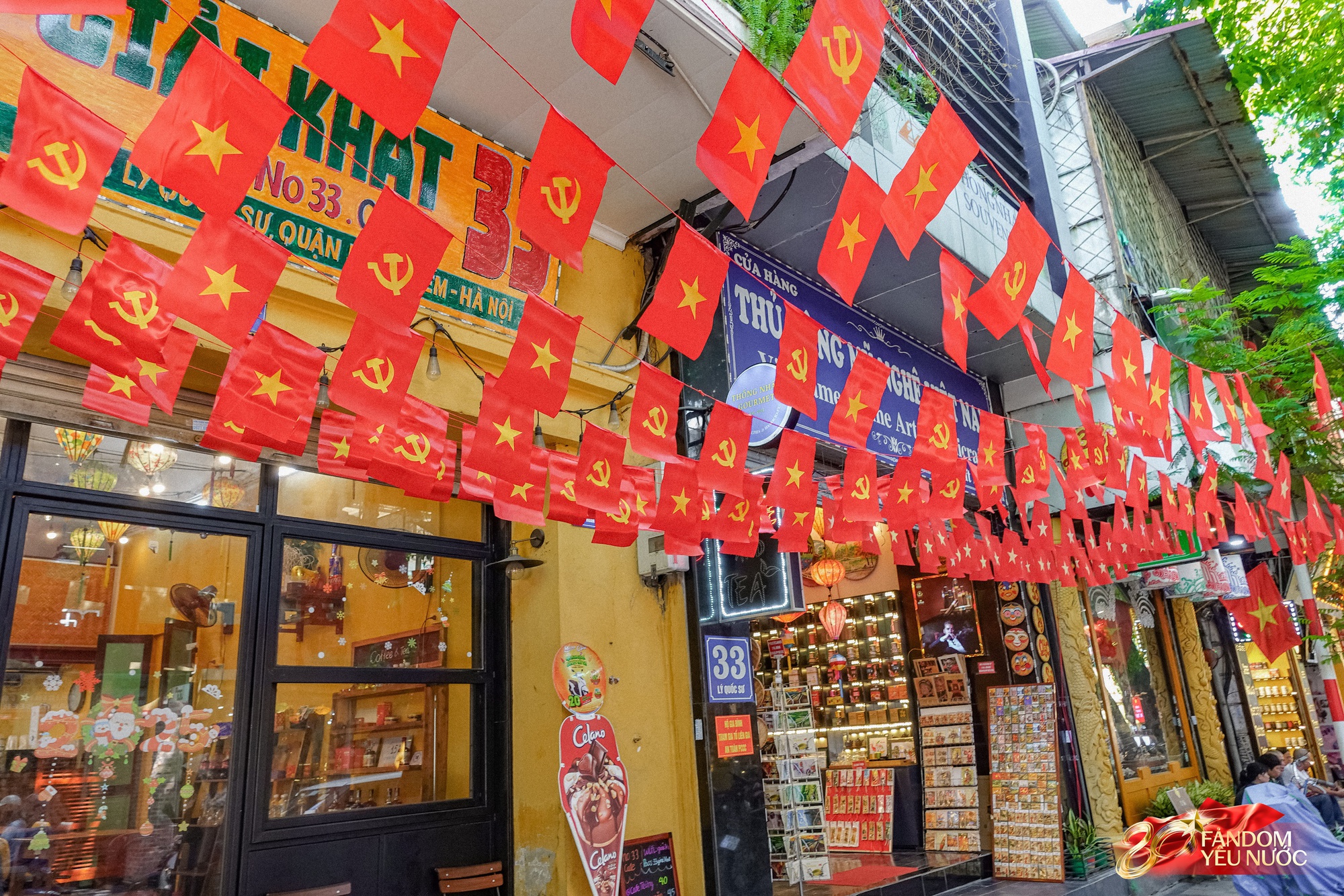 Khách nước ngoài thích thú chụp ảnh dưới bầu trời cờ hoa Hà Nội, phố phường rộn ràng trước thềm 2/9- Ảnh 8.