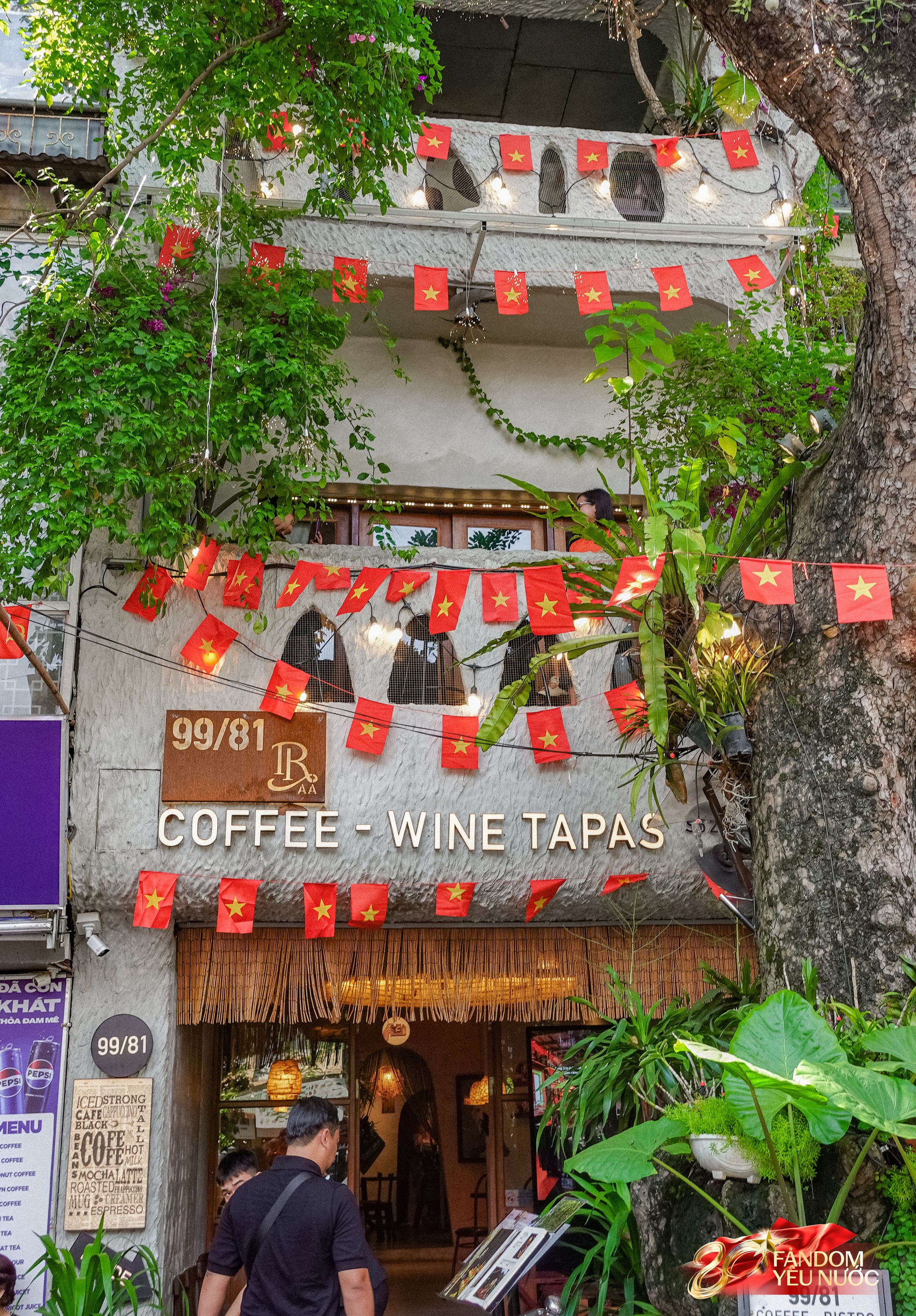 Khách nước ngoài thích thú chụp ảnh dưới bầu trời cờ hoa Hà Nội, phố phường rộn ràng trước thềm 2/9- Ảnh 9.