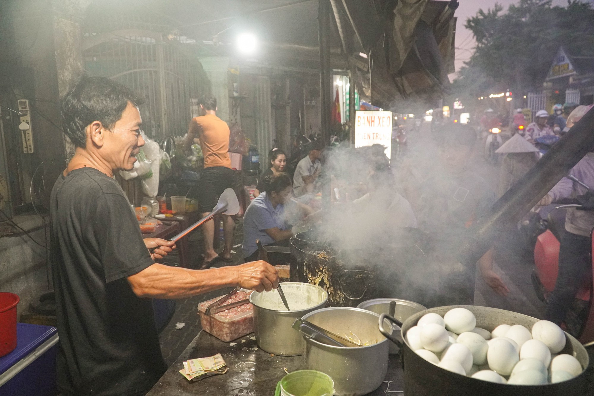 Xe bán bánh xèo của người cha đơn thân nuôi 2 con tự kỷ- Ảnh 11.