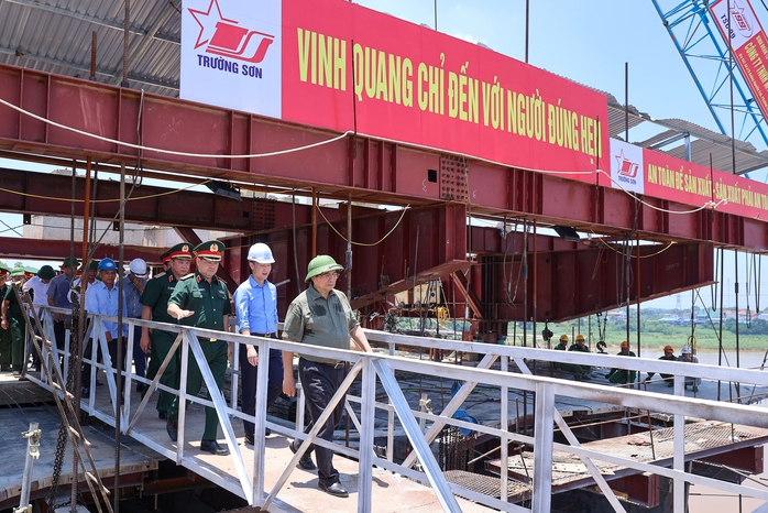 Thủ tướng kiểm tra tiến độ cầu Phong Châu, dự kiến thông xe vào tháng 10-2025- Ảnh 1.