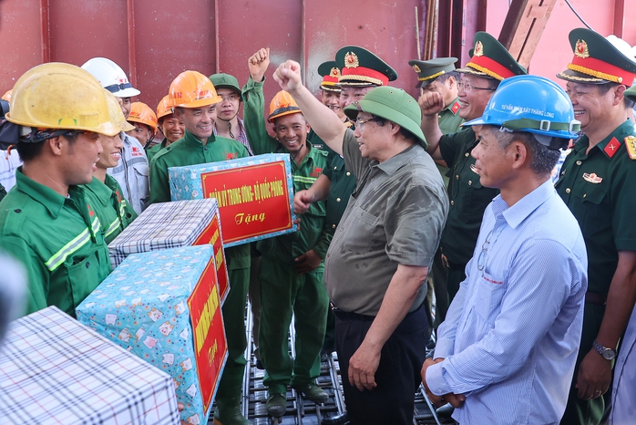 Thủ tướng kiểm tra tiến độ cầu Phong Châu, dự kiến thông xe vào tháng 10-2025- Ảnh 2.
