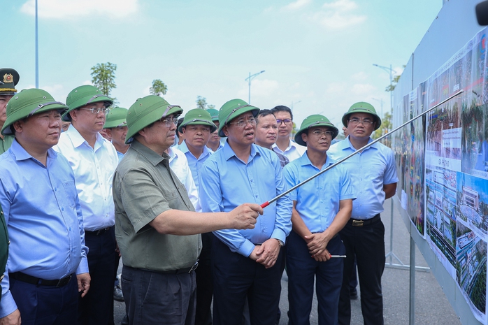 Thủ tướng kiểm tra tiến độ cầu Phong Châu, dự kiến thông xe vào tháng 10-2025- Ảnh 3.
