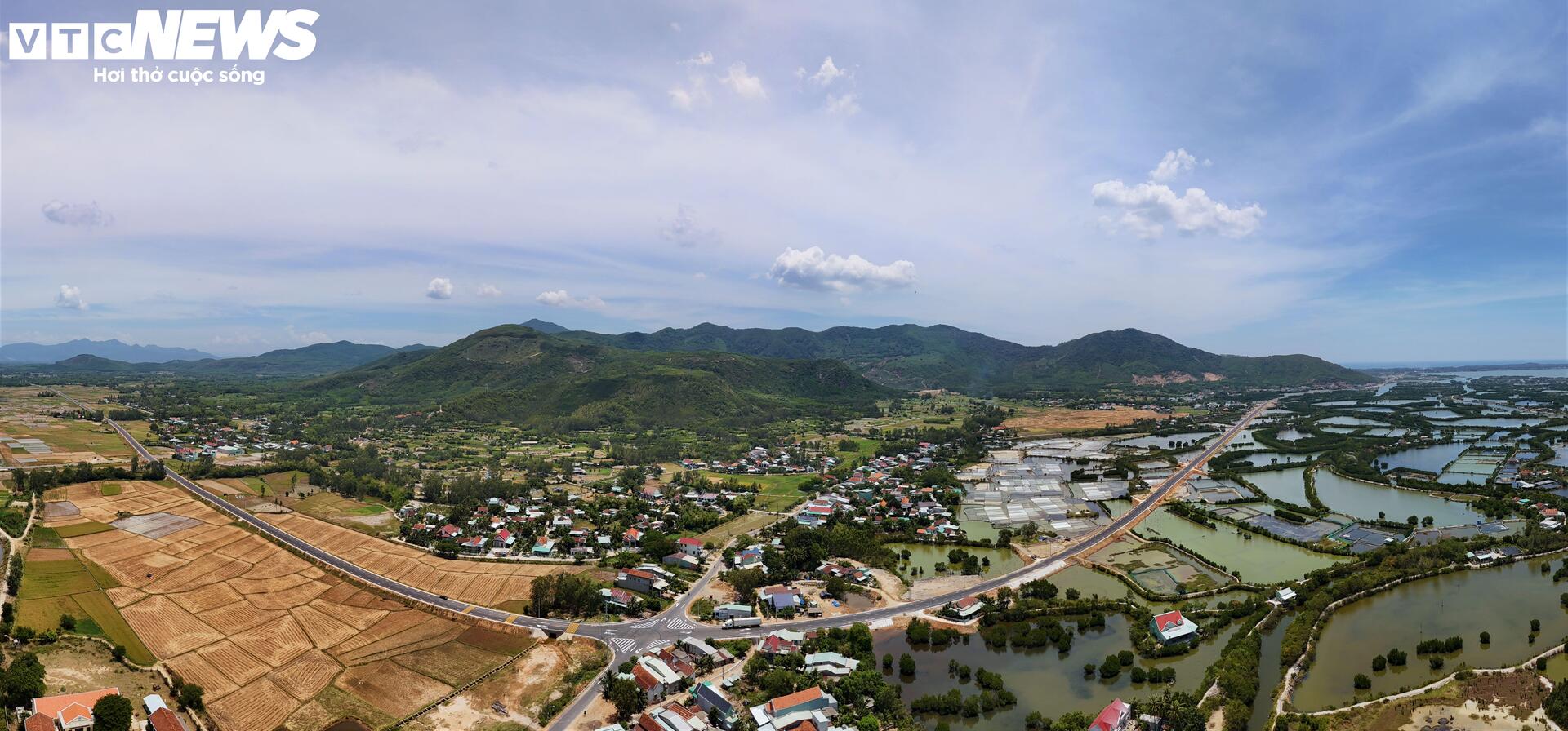 Ngắm tuyến đường 800 tỷ, ‘mạch máu giao thông’ trọng điểm của Gia Lai- Ảnh 2. Ngắm tuyến đường 800 tỷ, ‘mạch máu giao thông’ trọng điểm của Gia Lai- Ảnh 2.