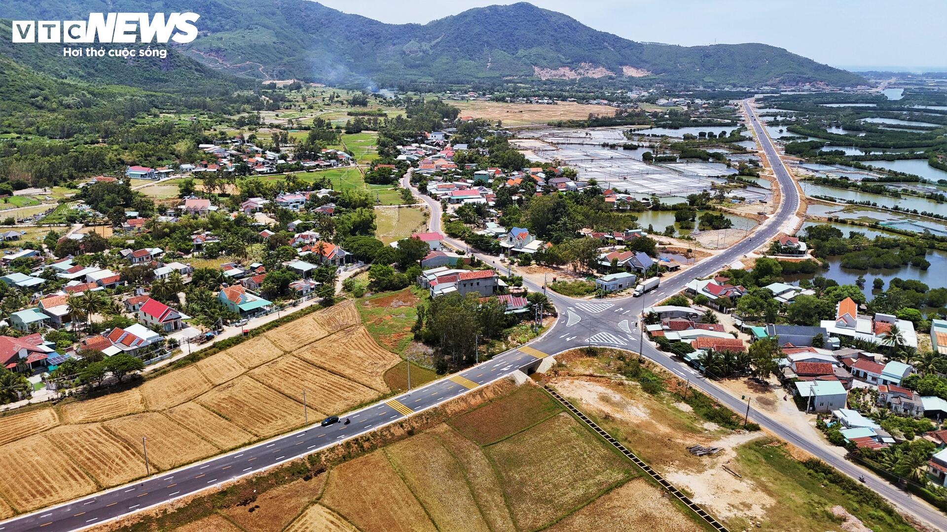 Ngắm tuyến đường 800 tỷ, ‘mạch máu giao thông’ trọng điểm của Gia Lai- Ảnh 3. Ngắm tuyến đường 800 tỷ, ‘mạch máu giao thông’ trọng điểm của Gia Lai- Ảnh 3.