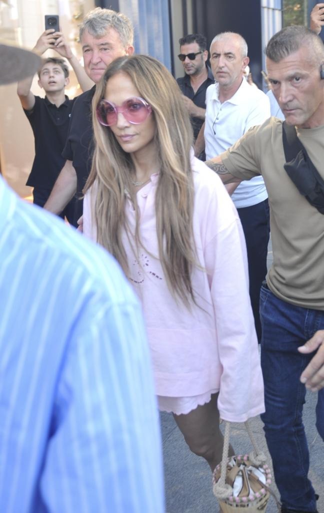 Sốc trước cảnh Jennifer Lopez bị 1 cửa hàng đuổi cổ, nhưng phản ứng sau đó mới gọi là “đỉnh của đỉnh”!- Ảnh 2.