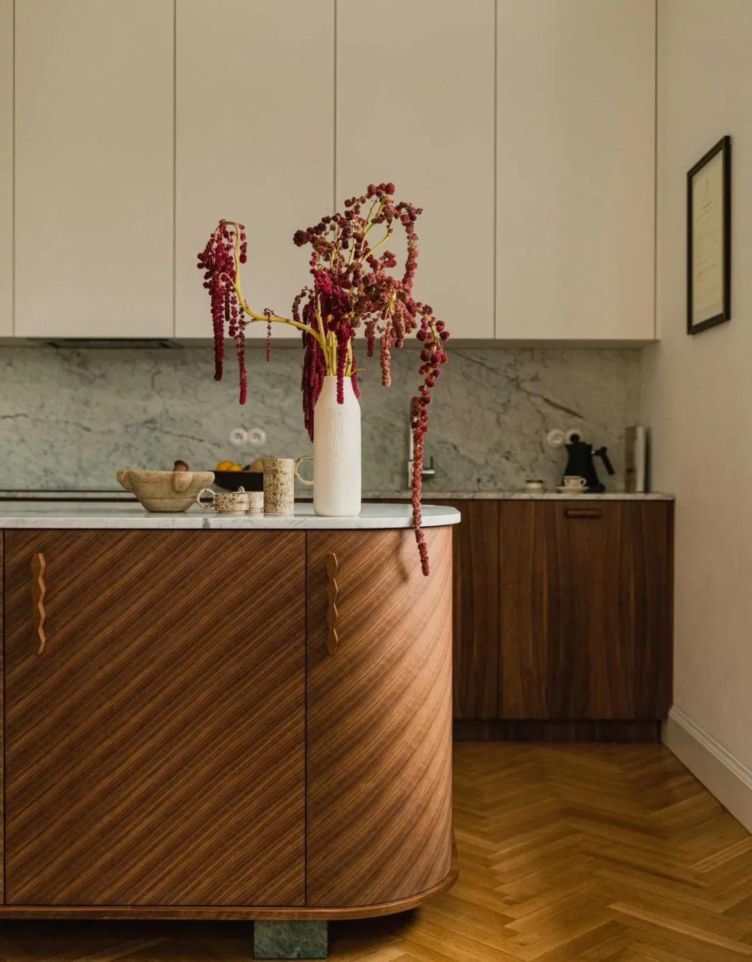 Ở sang mà vẫn giữ được vượng khí: Bên trong căn hộ 70m2 của cặp luật sư - diễn viên khiến hội yêu nhà trầm trồ- Ảnh 6.