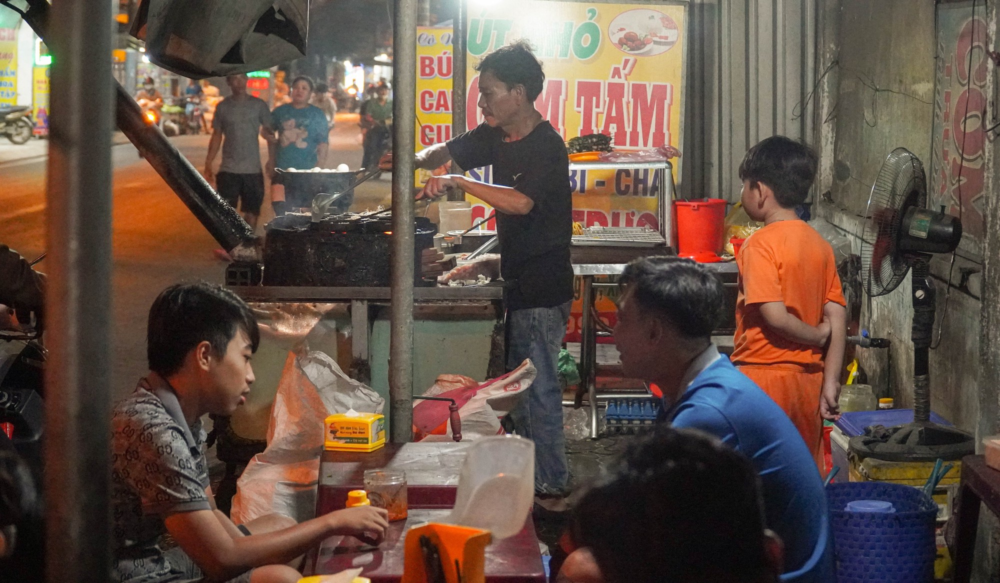 Xe bán bánh xèo của người cha đơn thân nuôi 2 con tự kỷ- Ảnh 6.