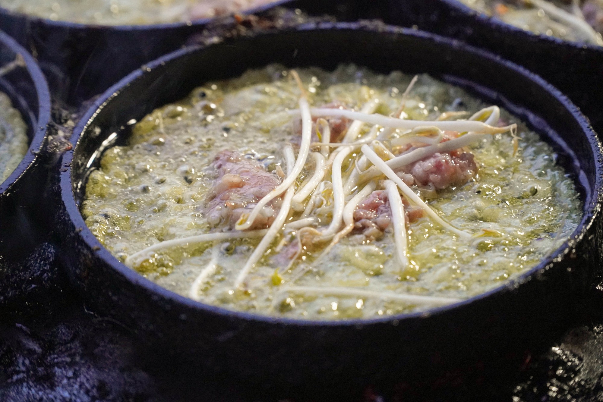 Xe bán bánh xèo của người cha đơn thân nuôi 2 con tự kỷ- Ảnh 2.