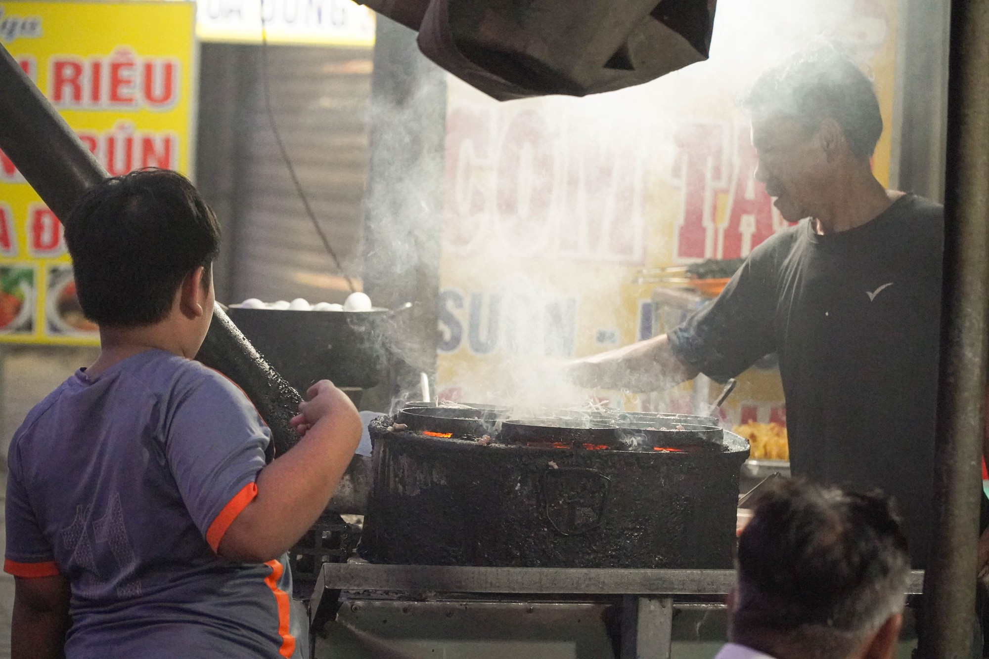 Xe bán bánh xèo của người cha đơn thân nuôi 2 con tự kỷ- Ảnh 7.