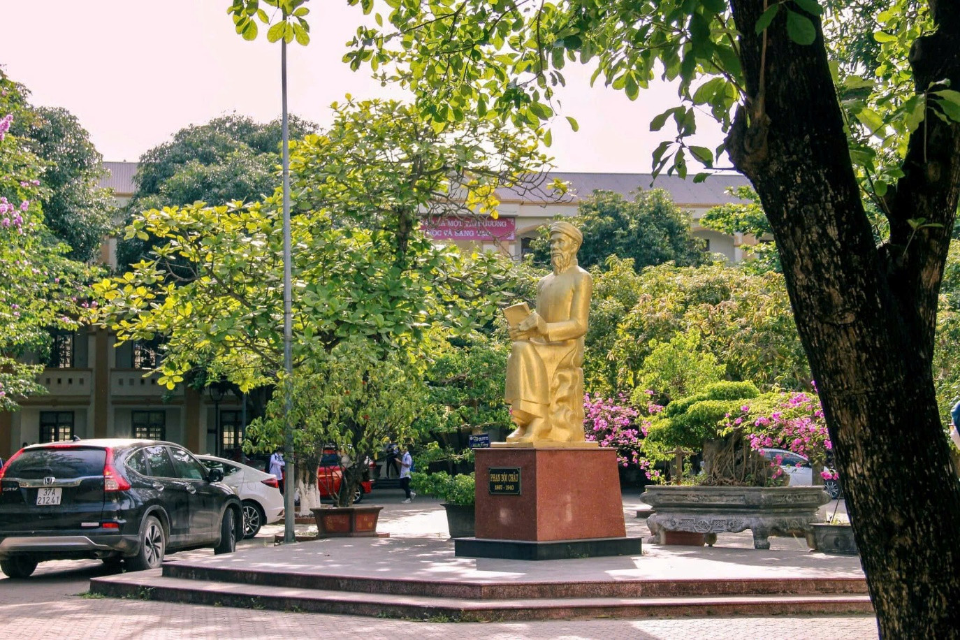Trường chuyên miền Trung năm nào cũng có thủ khoa, huy chương quốc tế, dàn cựu học sinh toàn gương mặt đình đám- Ảnh 1.