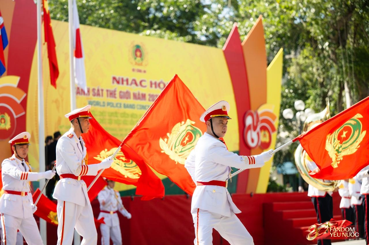 Sáng Hà Nội hào hùng với màn diễu hành quanh hồ Hoàn Kiếm, người dân nô nức "đội nắng" đi xem- Ảnh 11.