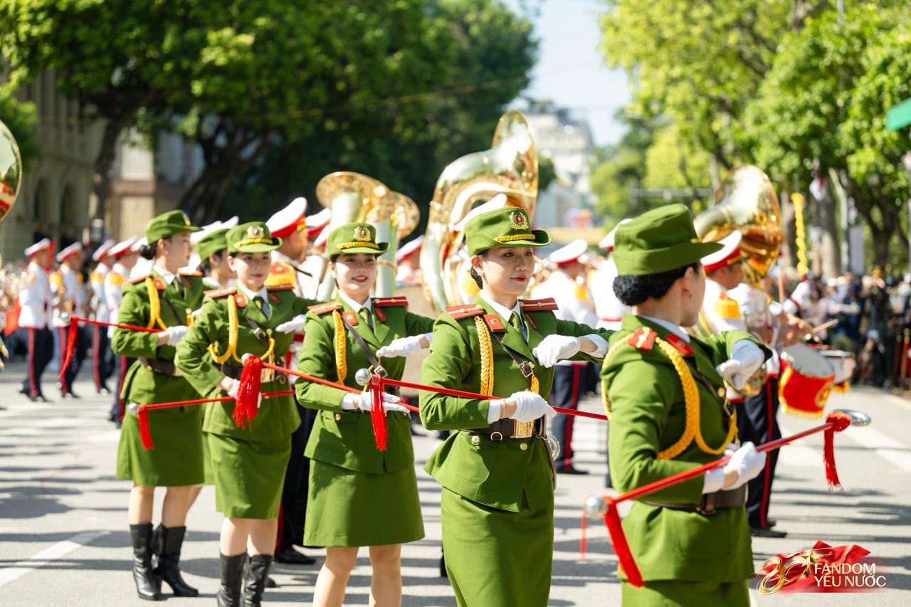 Cận cảnh visual toả sáng của các nữ chiến sĩ quân nhạc trên phố đi bộ hồ Gươm: Những nụ cười "đốn tim"- Ảnh 5.