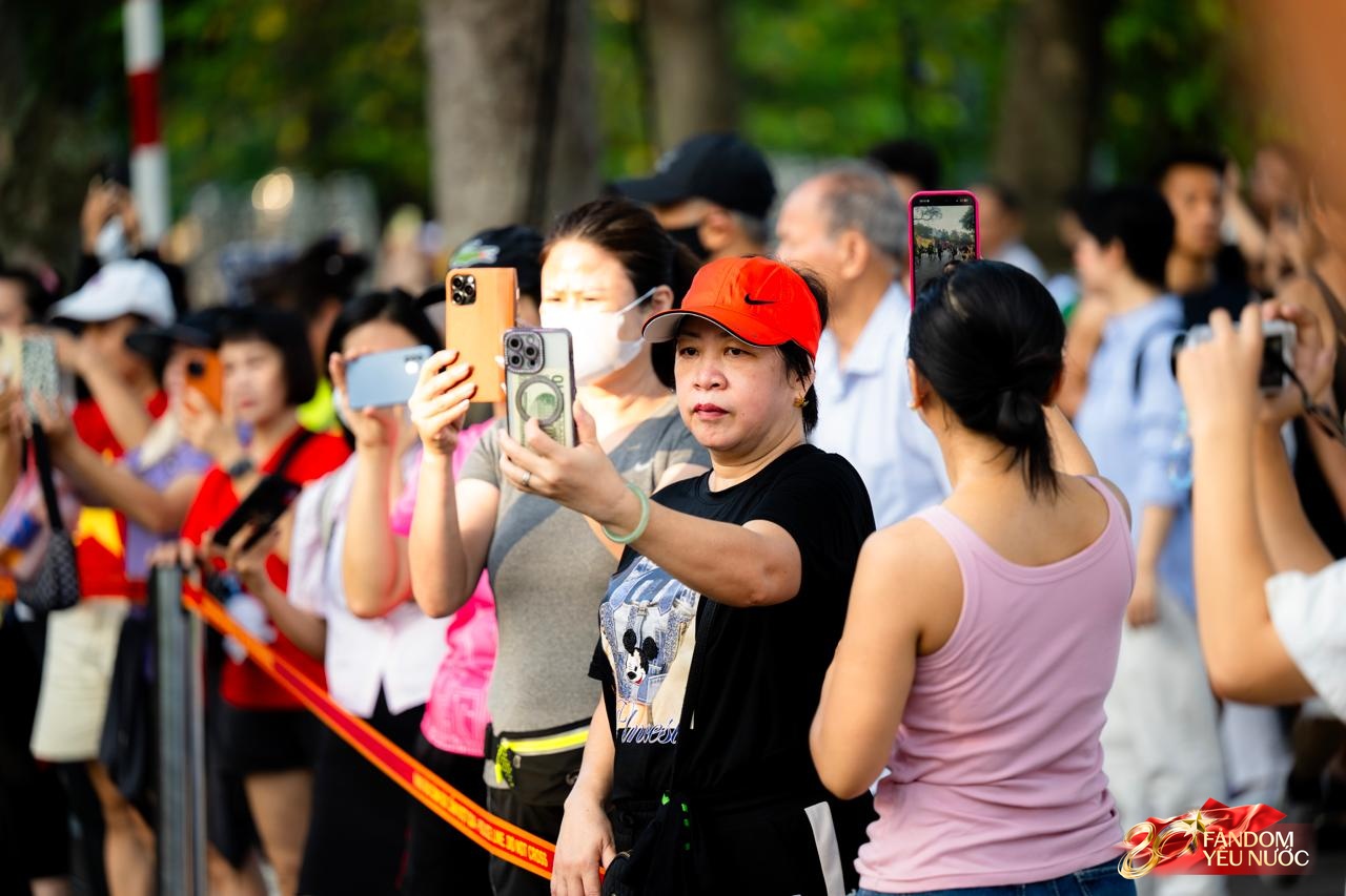 Sáng Hà Nội hào hùng với màn diễu hành quanh hồ Hoàn Kiếm, người dân nô nức "đội nắng" đi xem- Ảnh 5.