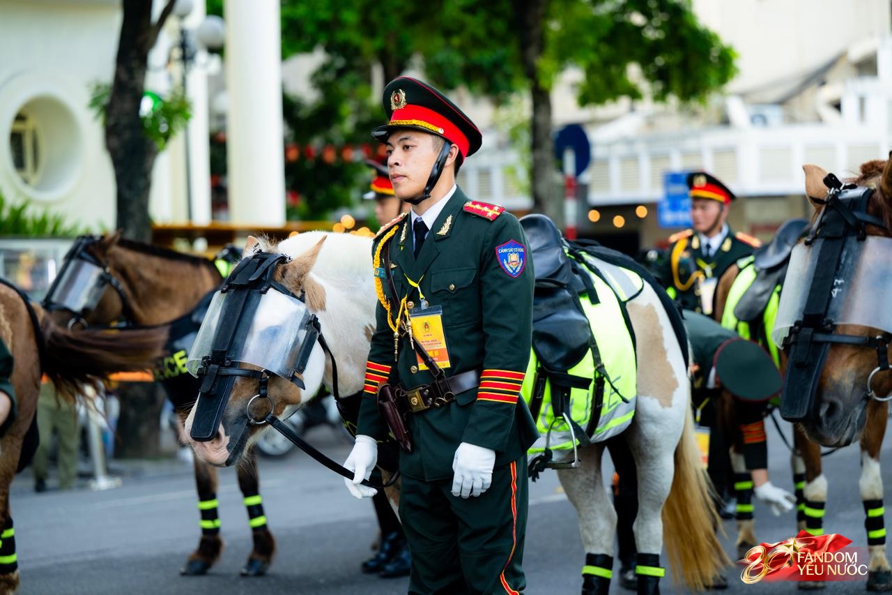 Sáng Hà Nội hào hùng với màn diễu hành quanh hồ Hoàn Kiếm, người dân nô nức "đội nắng" đi xem- Ảnh 6.