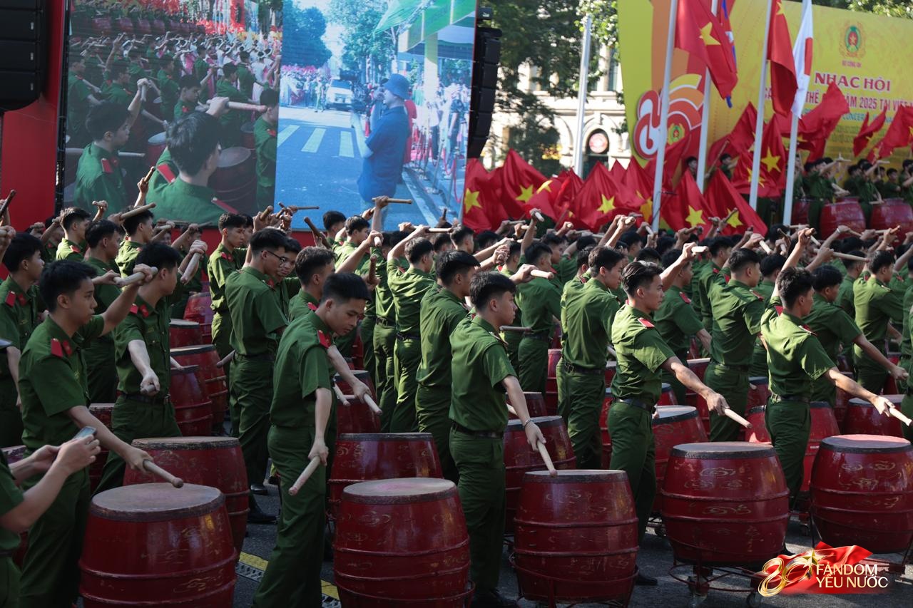Sáng Hà Nội hào hùng với màn diễu hành quanh hồ Hoàn Kiếm, người dân nô nức "đội nắng" đi xem- Ảnh 8.