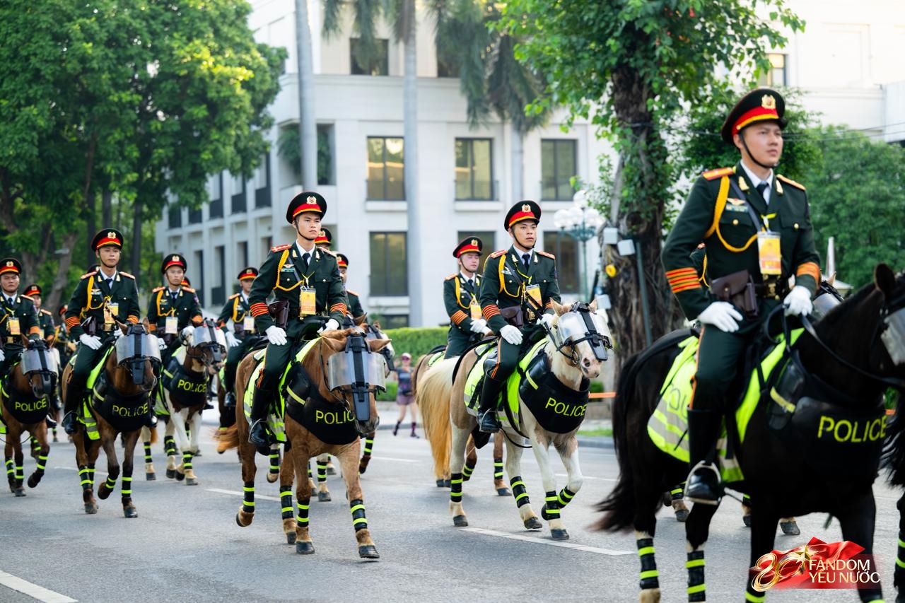 Sáng Hà Nội hào hùng với màn diễu hành quanh hồ Hoàn Kiếm, người dân nô nức "đội nắng" đi xem- Ảnh 3.