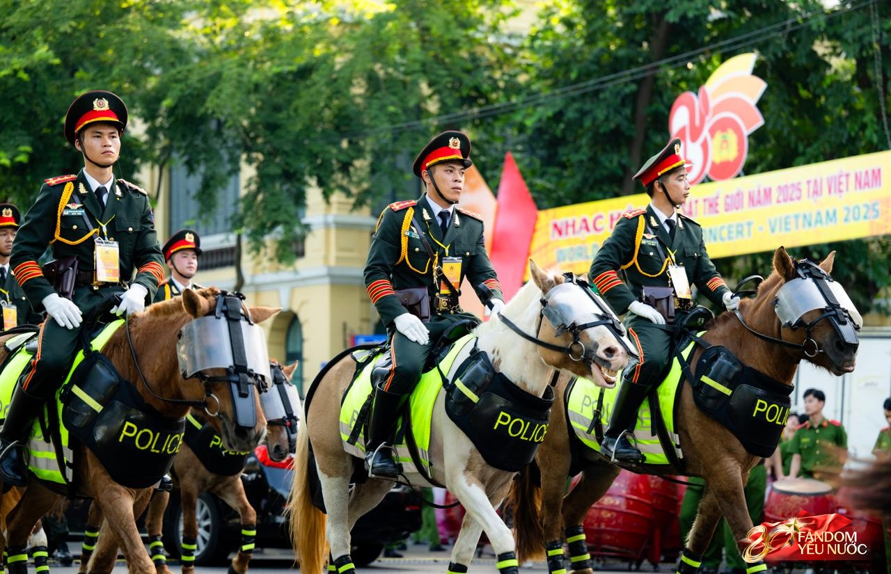 Sáng Hà Nội hào hùng với màn diễu hành quanh hồ Hoàn Kiếm, người dân nô nức "đội nắng" đi xem- Ảnh 4.