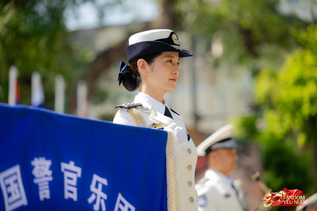 Cận cảnh visual toả sáng của các nữ chiến sĩ quân nhạc trên phố đi bộ hồ Gươm: Những nụ cười "đốn tim"- Ảnh 10.