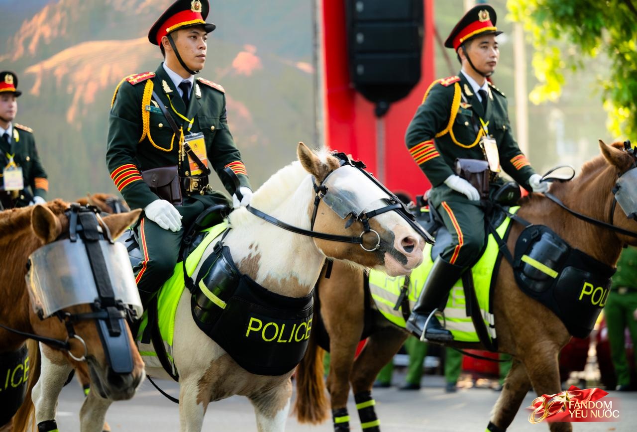 Sáng Hà Nội hào hùng với màn diễu hành quanh hồ Hoàn Kiếm, người dân nô nức "đội nắng" đi xem- Ảnh 1.