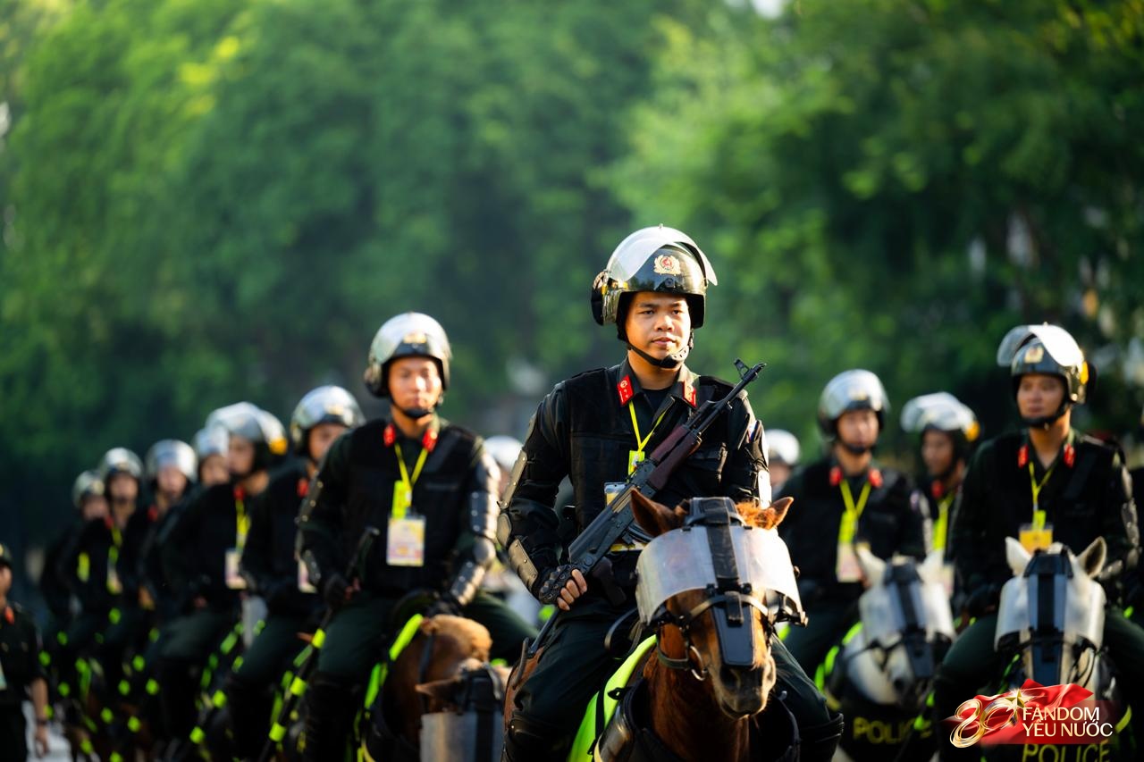 Sáng Hà Nội hào hùng với màn diễu hành quanh hồ Hoàn Kiếm, người dân nô nức "đội nắng" đi xem- Ảnh 2.