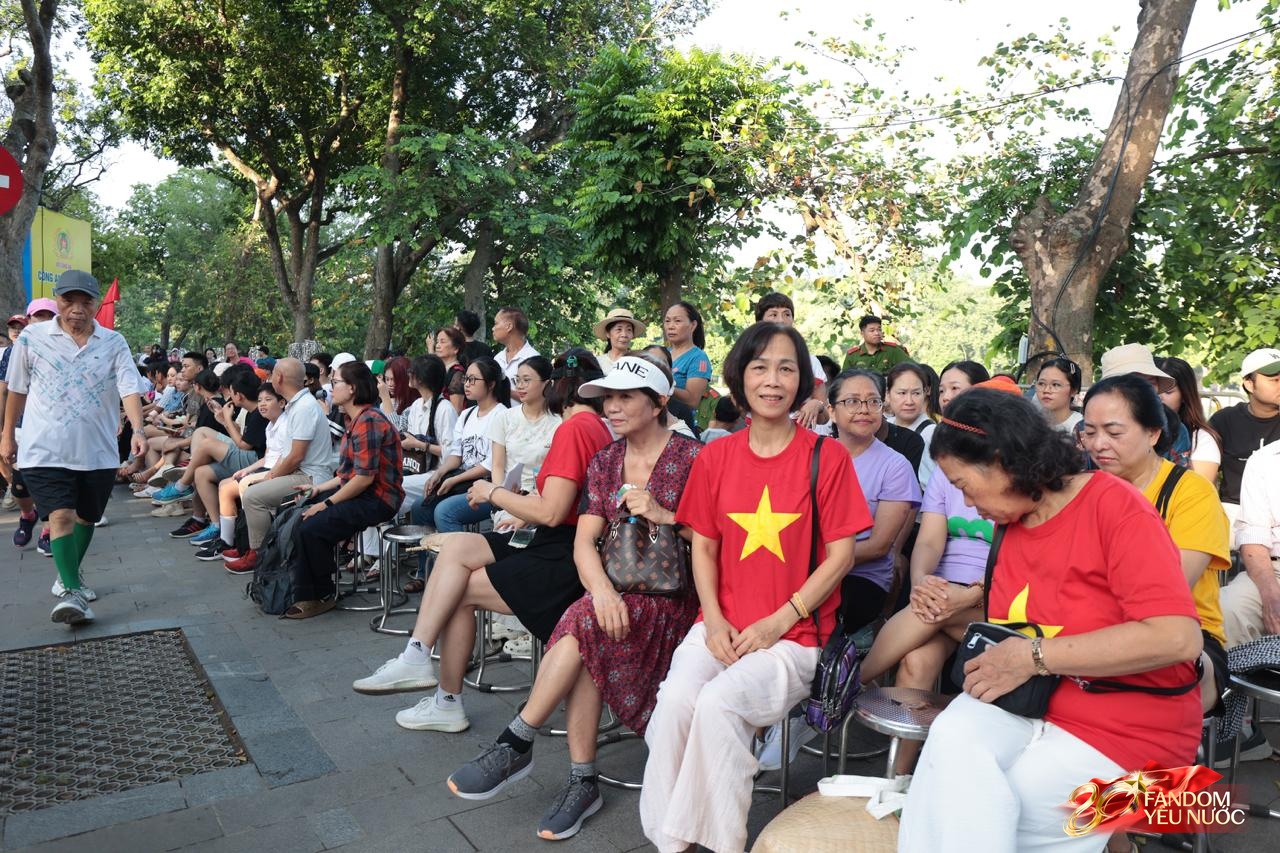 Sáng Hà Nội hào hùng với màn diễu hành quanh hồ Hoàn Kiếm, người dân nô nức "đội nắng" đi xem- Ảnh 19.