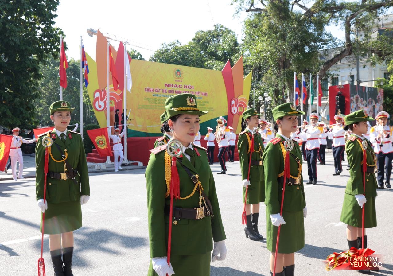 Sáng Hà Nội hào hùng với màn diễu hành quanh hồ Hoàn Kiếm, người dân nô nức "đội nắng" đi xem- Ảnh 7.