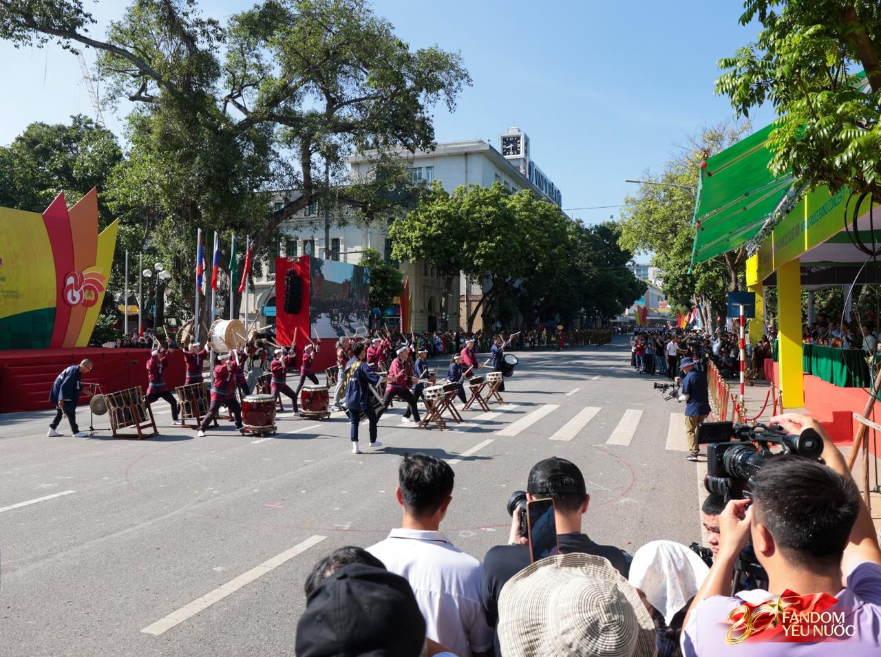 Sáng Hà Nội hào hùng với màn diễu hành quanh hồ Hoàn Kiếm, người dân nô nức "đội nắng" đi xem- Ảnh 17.