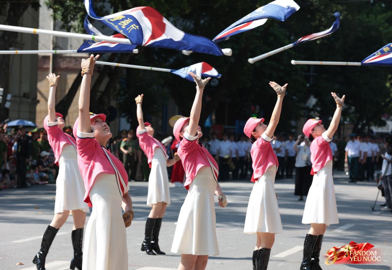 Sáng Hà Nội hào hùng với màn diễu hành quanh hồ Hoàn Kiếm, người dân nô nức "đội nắng" đi xem- Ảnh 14.