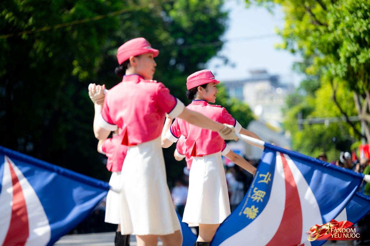 Cận cảnh visual toả sáng của các nữ chiến sĩ quân nhạc trên phố đi bộ hồ Gươm: Những nụ cười "đốn tim"- Ảnh 7.