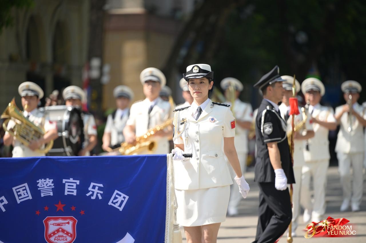 Sáng Hà Nội hào hùng với màn diễu hành quanh hồ Hoàn Kiếm, người dân nô nức "đội nắng" đi xem- Ảnh 13.