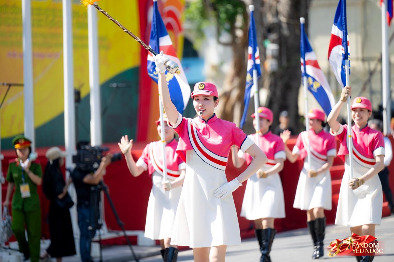 Cận cảnh visual toả sáng của các nữ chiến sĩ quân nhạc trên phố đi bộ hồ Gươm: Những nụ cười "đốn tim"- Ảnh 9.