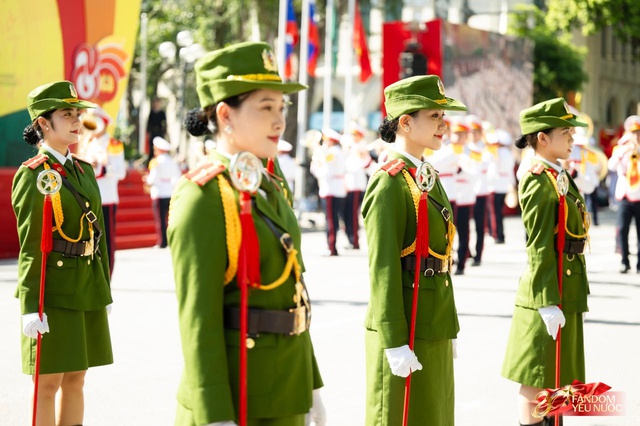Sáng Hà Nội hào hùng với màn diễu hành quanh hồ Hoàn Kiếm, người dân nô nức "đội nắng" đi xem- Ảnh 9.