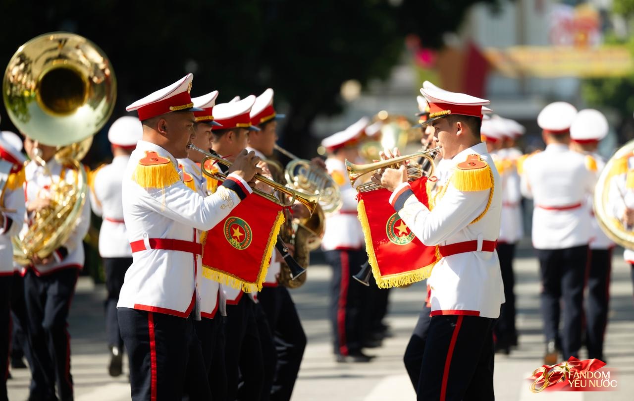 Sáng Hà Nội hào hùng với màn diễu hành quanh hồ Hoàn Kiếm, người dân nô nức "đội nắng" đi xem- Ảnh 10.