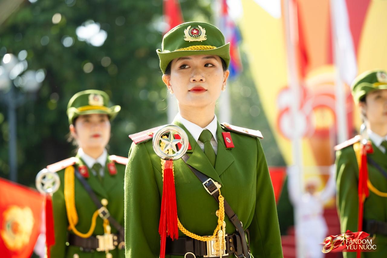 Cận cảnh visual toả sáng của các nữ chiến sĩ quân nhạc trên phố đi bộ hồ Gươm: Những nụ cười "đốn tim"- Ảnh 2.