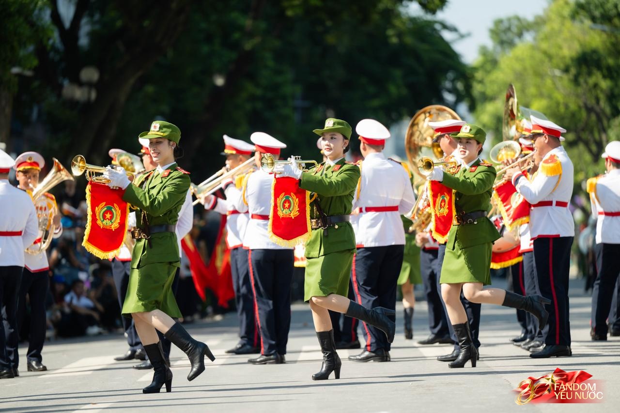 Sáng Hà Nội hào hùng với màn diễu hành quanh hồ Hoàn Kiếm, người dân nô nức "đội nắng" đi xem- Ảnh 12.