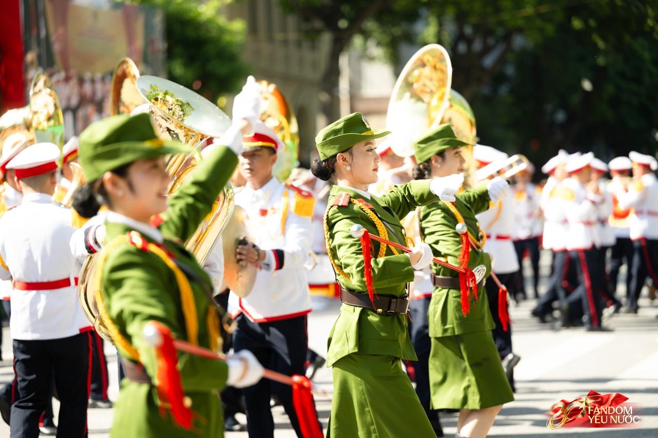 Cận cảnh visual toả sáng của các nữ chiến sĩ quân nhạc trên phố đi bộ hồ Gươm: Những nụ cười "đốn tim"- Ảnh 3.