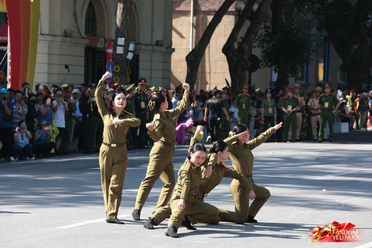 Sáng Hà Nội hào hùng với màn diễu hành quanh hồ Hoàn Kiếm, người dân nô nức "đội nắng" đi xem- Ảnh 16.