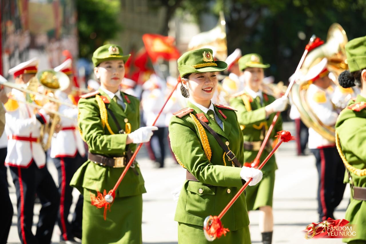 Cận cảnh visual toả sáng của các nữ chiến sĩ quân nhạc trên phố đi bộ hồ Gươm: Những nụ cười "đốn tim"- Ảnh 1.