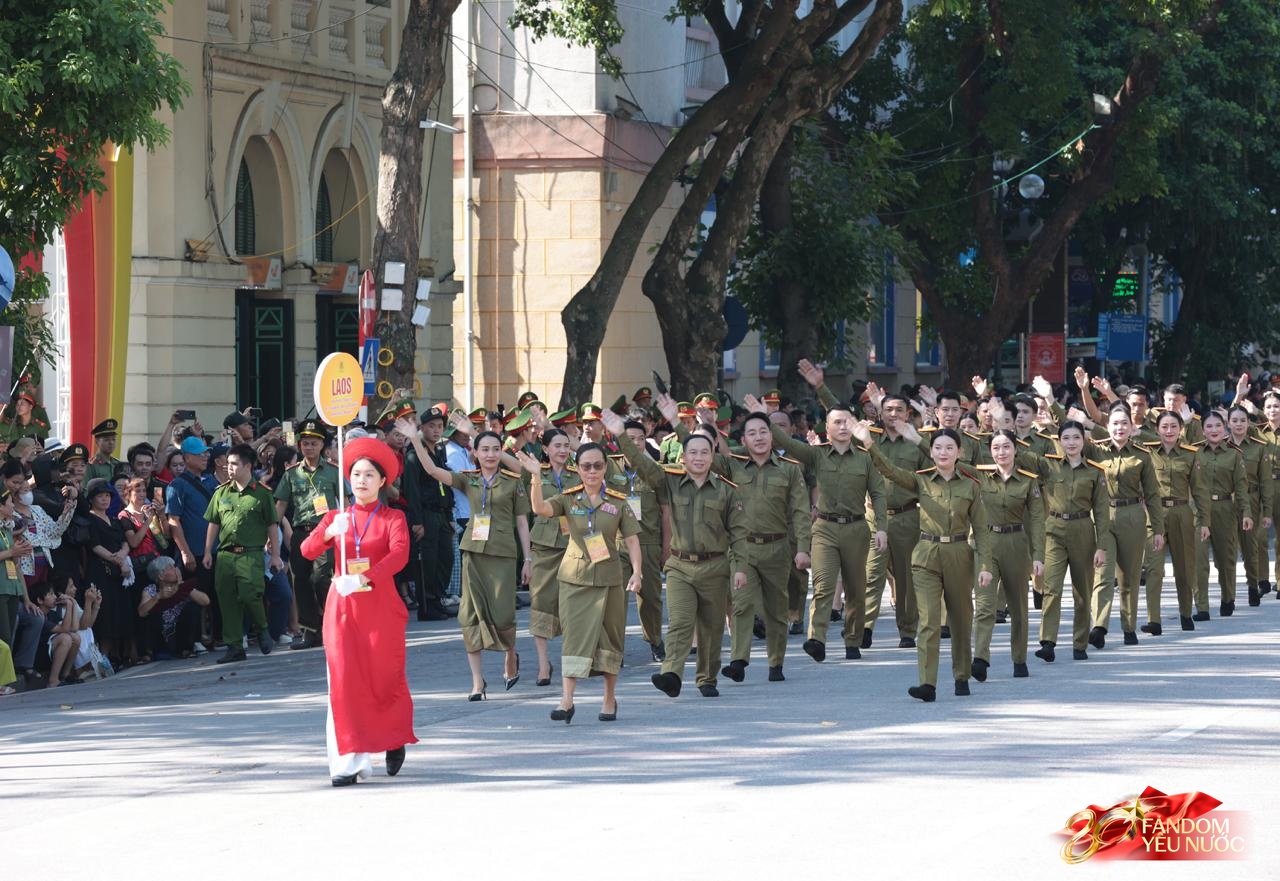 Sáng Hà Nội hào hùng với màn diễu hành quanh hồ Hoàn Kiếm, người dân nô nức "đội nắng" đi xem- Ảnh 15.
