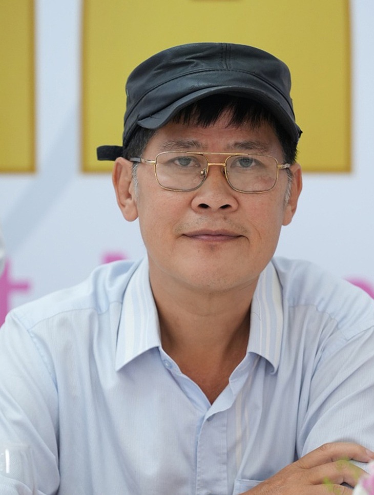 Nam đạo diễn từng kiếm 13 tỷ/ tháng giờ xuất hiện với ngoại hình khác lạ, gầy gò sau đột quỵ- Ảnh 5. Nam đạo diễn từng kiếm 13 tỷ/ tháng giờ xuất hiện với ngoại hình khác lạ, gầy gò sau đột quỵ- Ảnh 5.