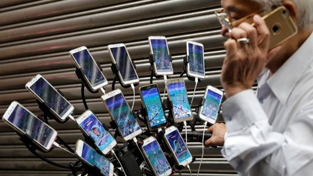 Công an đột kích 4 phòng livestream chứa hơn 20 chiếc điện thoại sáng suốt ngày đêm: phanh phui đường dây bán hàng giả trị giá 11 tỷ đồng, tịch thu 10.000 món đồ nhái- Ảnh 1. Công an đột kích 4 phòng livestream chứa hơn 20 chiếc điện thoại sáng suốt ngày đêm: phanh phui đường dây bán hàng giả trị giá 11 tỷ đồng, tịch thu 10.000 món đồ nhái- Ảnh 1.