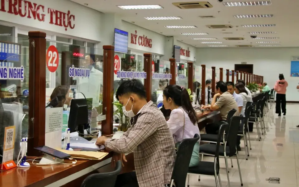 Người dân, doanh nghiệp làm thủ tục hành chính tại Trung tâm hành chính TP Đà Nẵng. (Ảnh minh họa) Người dân, doanh nghiệp làm thủ tục hành chính tại Trung tâm hành chính TP Đà Nẵng. (Ảnh minh họa)