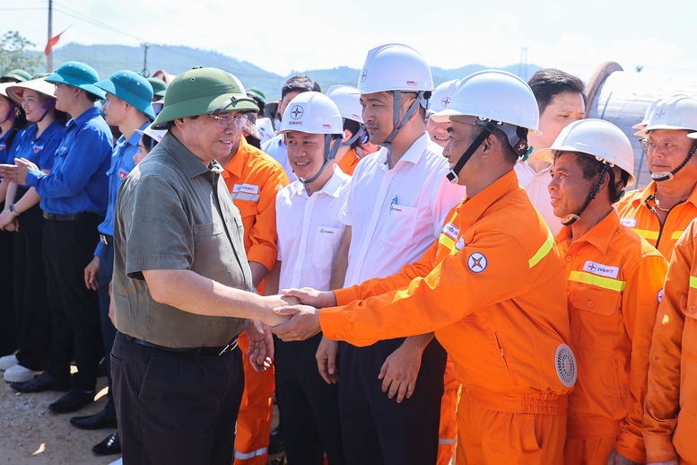 Thủ tướng kiểm tra tiến độ đường dây 500 kV hơn 7.400 tỉ đồng, yêu cầu đến 19-8 phải hoàn thành- Ảnh 2. Thủ tướng kiểm tra tiến độ đường dây 500 kV hơn 7.400 tỉ đồng, yêu cầu đến 19-8 phải hoàn thành- Ảnh 2.