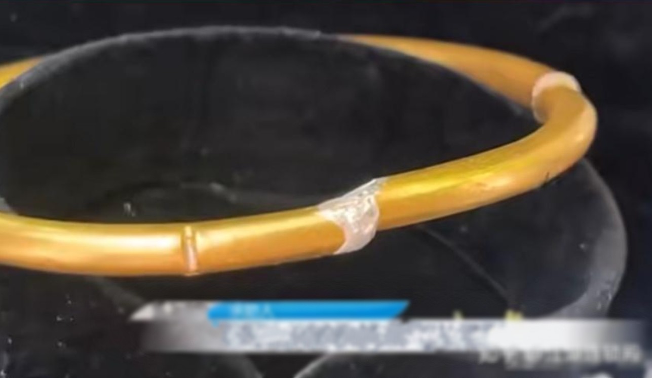 Chi 45 triệu đồng mua vòng vàng, người phụ nữ đi bán lại mới biết lõi bên trong toàn bạc, cửa hàng tuyên bố: “Chúng tôi chưa từng bán thứ này”- Ảnh 1.