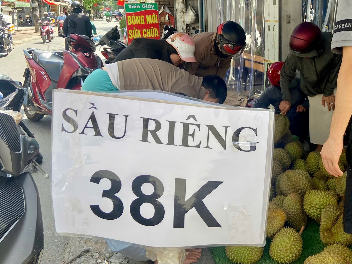 Sầu riêng giá rẻ 'đổ bộ' Hà Nội, 1 ngày bán gần 3 tấn- Ảnh 2. Sầu riêng giá rẻ 'đổ bộ' Hà Nội, 1 ngày bán gần 3 tấn- Ảnh 2.