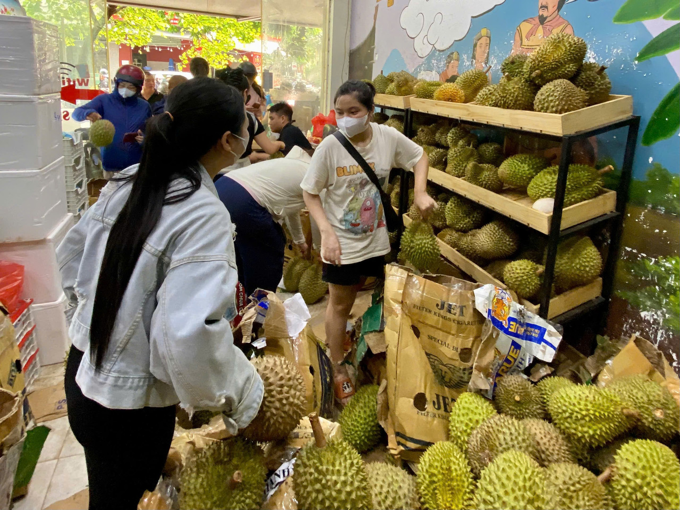 Sầu riêng giá rẻ 'đổ bộ' Hà Nội, 1 ngày bán gần 3 tấn- Ảnh 1. Sầu riêng giá rẻ 'đổ bộ' Hà Nội, 1 ngày bán gần 3 tấn- Ảnh 1.