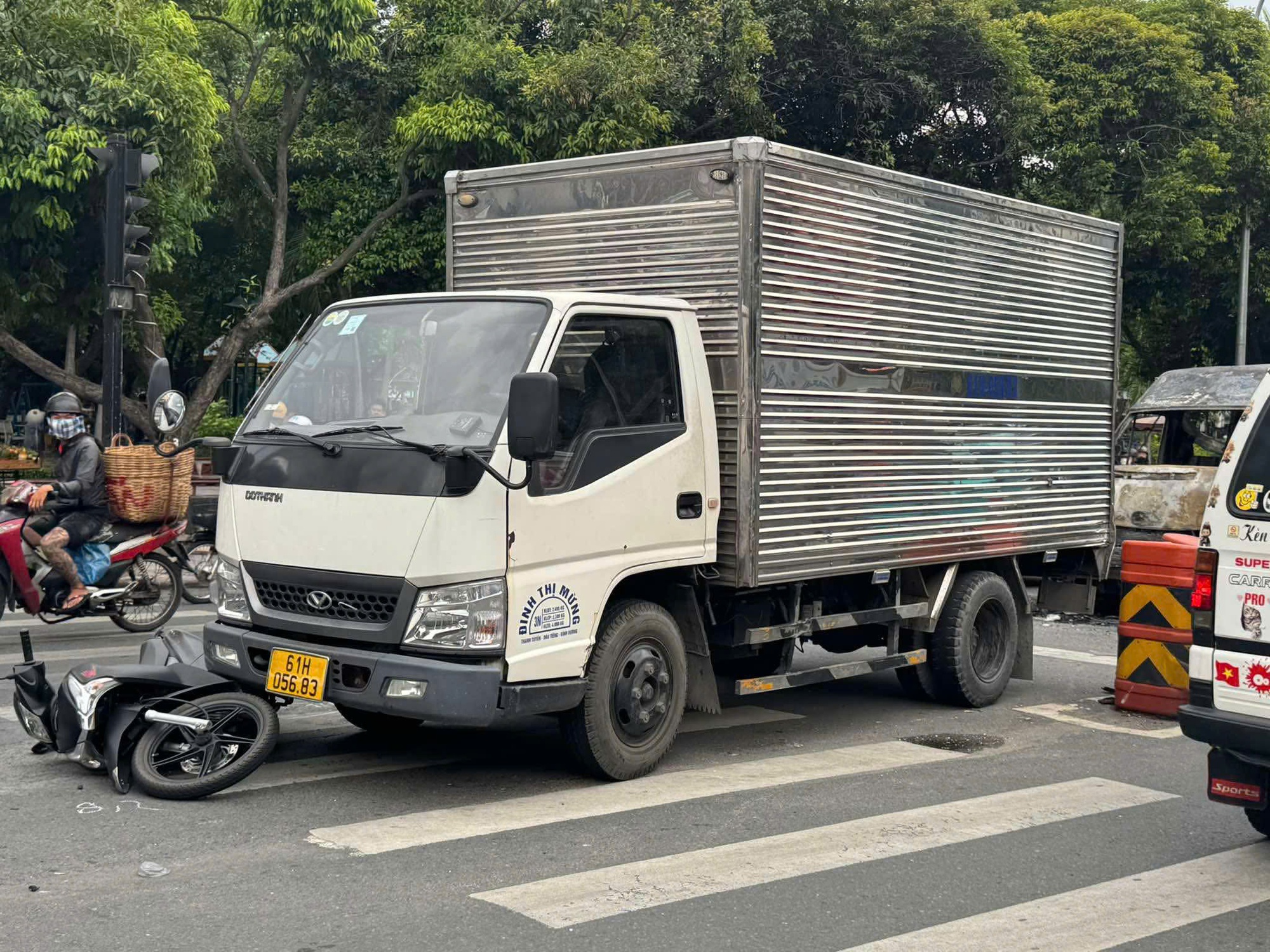 Thông tin mới vụ cháy dữ dội ô tô 16 chỗ lúc giữa trưa ở TP HCM- Ảnh 2.